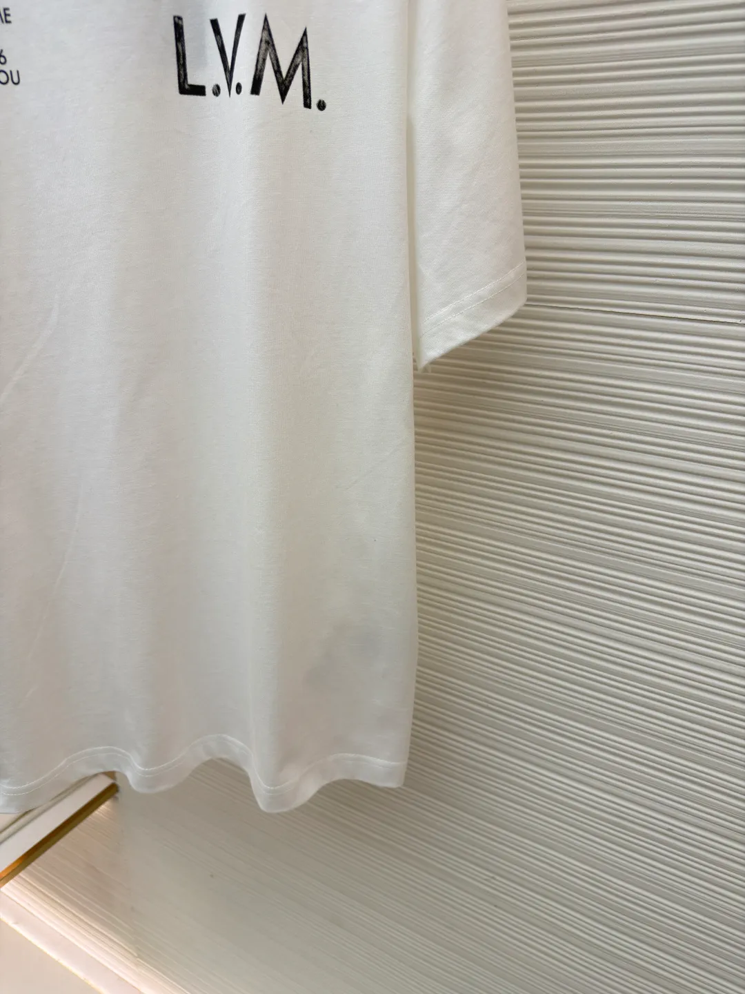 LOUIS VUITTON Team Printed Round Neck Short Sleeve ●Item No.: 1682117-A05 ●Material: Cotton knitted fabric ●Technology: Glue printing ●Color: White ●Version: Fitted version ●Weight: about 270 grams ●Size: It is made of fine cotton knitted fabric, using high-count combed cotton yarn and woven through plain knitting technology. The combing process removes short fibers and impurities, making the yarn smoother and stronger. The woven fabric therefore has a tight structure, a smooth surface, and a soft and refreshing touch. High-quality basic fabrics are fundamental to ensuring the durability and daily comfort of T-shirts. Environmentally friendly elastic glue printing uses water-based environmentally friendly slurry, and uses polymer cross-linking technology to achieve the elastic combination of patterns and fabrics. Its biggest feature is its excellent stretch resilience, and the printed area can expand and contract simultaneously with the fabric without cracking. The pattern has a matte or semi-matte finish, with bright colors and great coverage. The printed area feels soft and smooth, with no obvious hardening of the film, maintaining the original softness and breathability of the fabric. Because the slurry penetrates into the fiber gaps, it has a slight waxy resistance when touched, similar to the texture of fine sand leather. The overall wiring is straight and delicate, the fabric is comfortable and soft, and the color is consistent without color difference. It can be matched with the same style to create a fashionable look and control various occasions. Customized accessories, complete with three standards, same style for men and women!